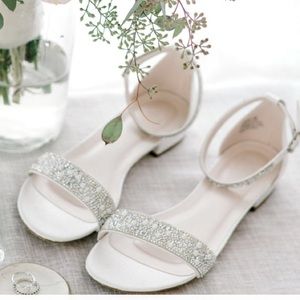 White flat sandals great for a bride/wedding! Super comfortable, roomy fit.